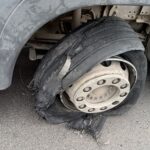 Bus wyprzedzał patelnię. Wtedy doszło do wystrzału opony w ciągniku