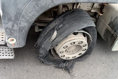Bus wyprzedzał „patelnię”. Wtedy doszło do wystrzału opony w ciągniku