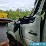 Drzewo zmiażdżyło kabinę Sprintera. Kierowca przeżył