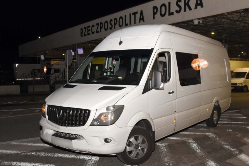 Jeden po drugim. W każdym trefna skrzynia z UK