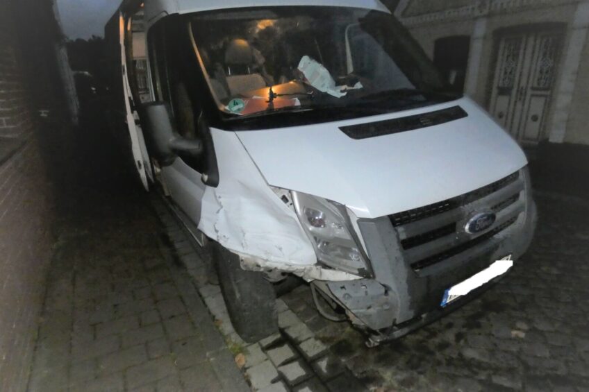 Kot wbiegł przed Transita. Zniszczone 4 auta na kwotę 22 500 euro