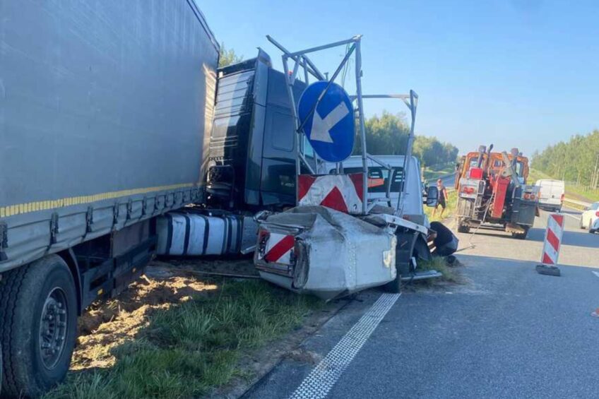 Na S19 40-tonowy zestaw najechał na busa drogowców