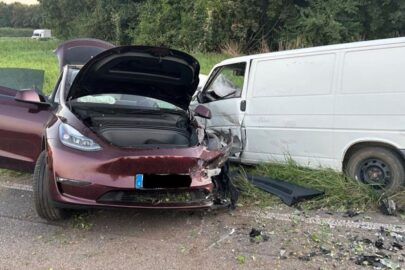 Pijany w Tesli na autopilocie – 3 osoby ranne po zderzeniu z VW T4