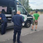 Ściągnięty na wagę kierowca busa w kajdankach. Czeka go sąd