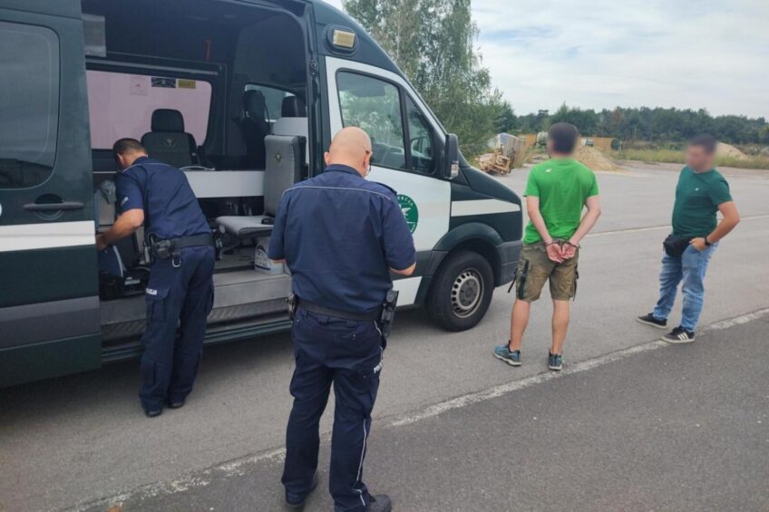 Ściągnięty na wagę kierowca busa w kajdankach. Czeka go sąd