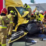 Sprinter najechał na tył naczepy na S2. Kierowca busa przeżył