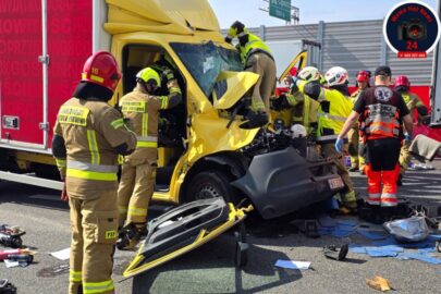 Sprinter najechał na tył naczepy na S2. Kierowca busa przeżył