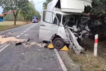 Tragedia na DW 812. Nie żyje kierowca dostawczego Sprintera