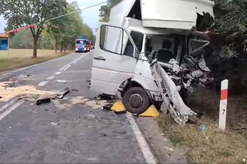 Tragedia na DW 812. Nie żyje kierowca dostawczego Sprintera