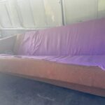 Wersalka z pasażerami na pace Transita. Prawko zatrzymane