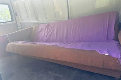 Wersalka z pasażerami na pace Transita. Prawko zatrzymane