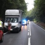 Wybił szybę w busie pozorując napad. Teraz ma 5 zarzutów