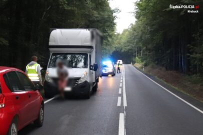 Wybił szybę w busie pozorując napad. Teraz ma 5 zarzutów