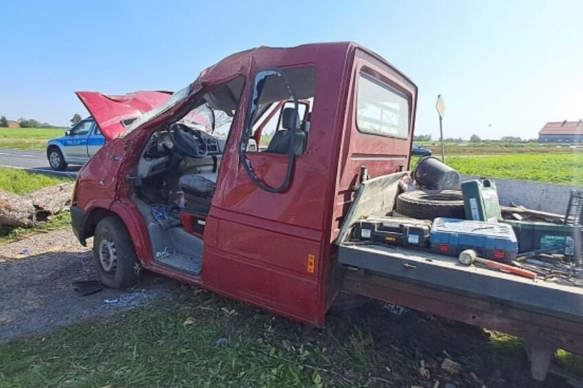 „LT-ek” wypadł z drogi. Kierowca pijany i bez uprawnień