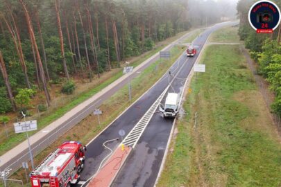 Pożar Forda E-Transita na DK 50. Wcześniej bus uderzył w barierki