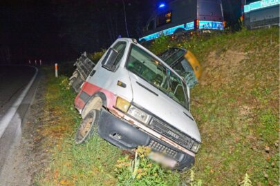 Przewoził minikoparkę na pace Daily. Teraz stanie przed sądem