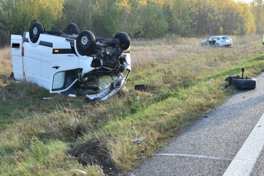 Wymuszenie pierwszeństwa zakończone dachowaniem busa