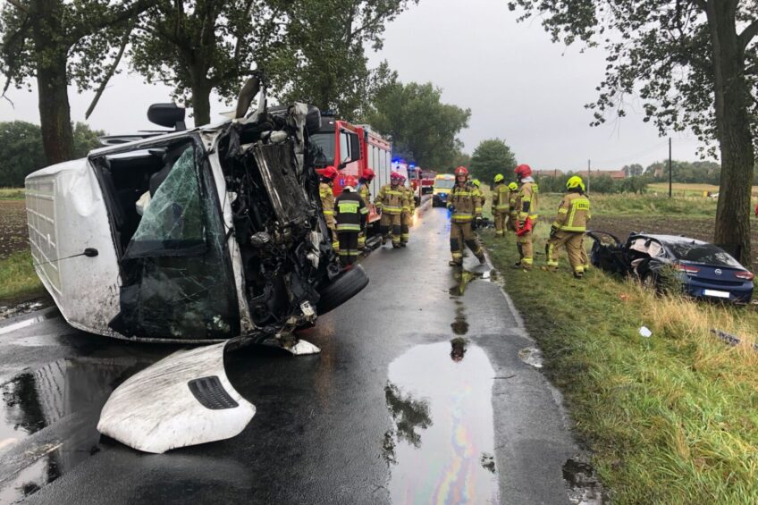 Zderzenie busa i osobówki na DW323 – nie żyją 2 osoby