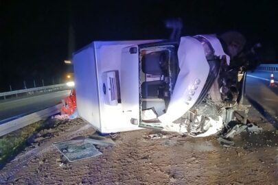 Chłodnia wpadła w barierki na A2. Kierowca ranny