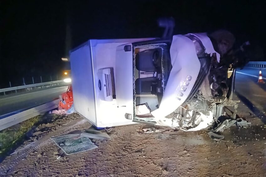 Chłodnia wpadła w barierki na A2. Kierowca ranny