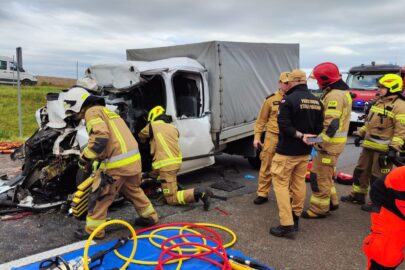 Dramatyczny wypadek na S6 – Transit najechał na tył naczepy