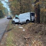 Furgon wypadł z drogi. Początkujący kierowca w szpitalu