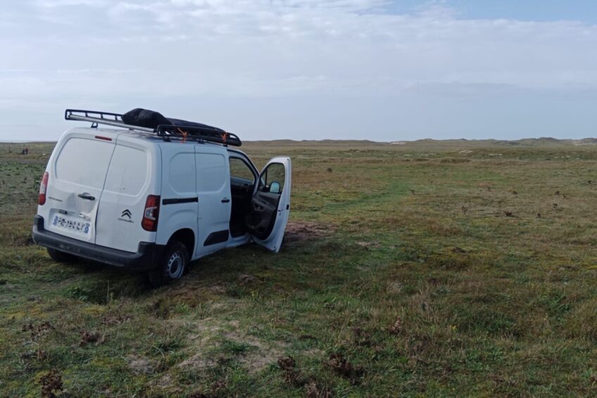 Kierowca Berlingo zakopał się na wydmach obszaru Natura 2000