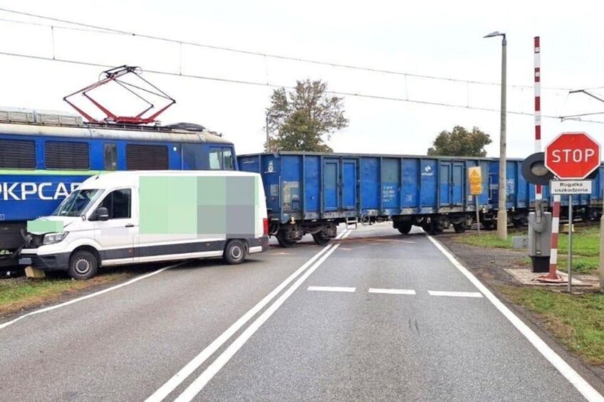 Kierowca Craftera zignorował znak B-20. Poniósł konsekwencje