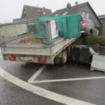 Na rondzie prosto. Pick-up z przyczepą na samym środku ronda