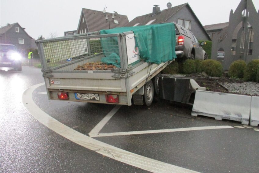 „Na rondzie prosto”. Pick-up z przyczepą na samym środku ronda