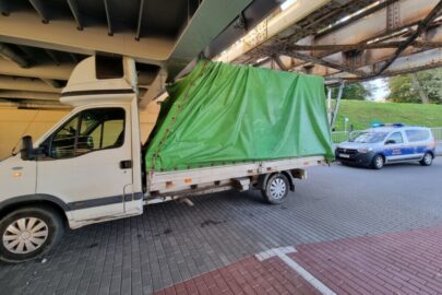 Optymista za kierownicą – bus utknął pod mostem kolejowym