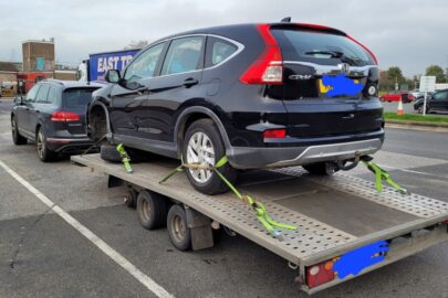 VW Touareg bez tacho i… jednego koła w lawecie