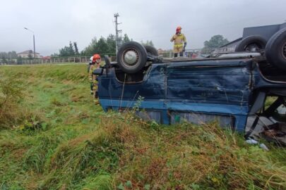 Volkswagen T3 na dachu. Groźnie wyglądająca kolizja na DK 62