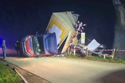 Wjechał Boxerem na tory wprost pod pociąg. W tle alimenty