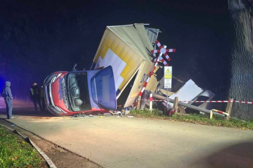 Wjechał Boxerem na tory wprost pod pociąg. W tle alimenty