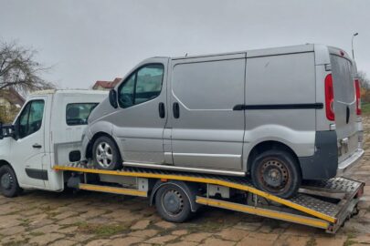 Wpadli przewożąc Vivaro na autolawecie. Grozi im więzienie