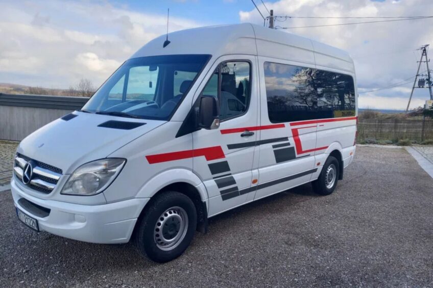 9-osobowy Sprinter z V8. Pod maską pancerne M113