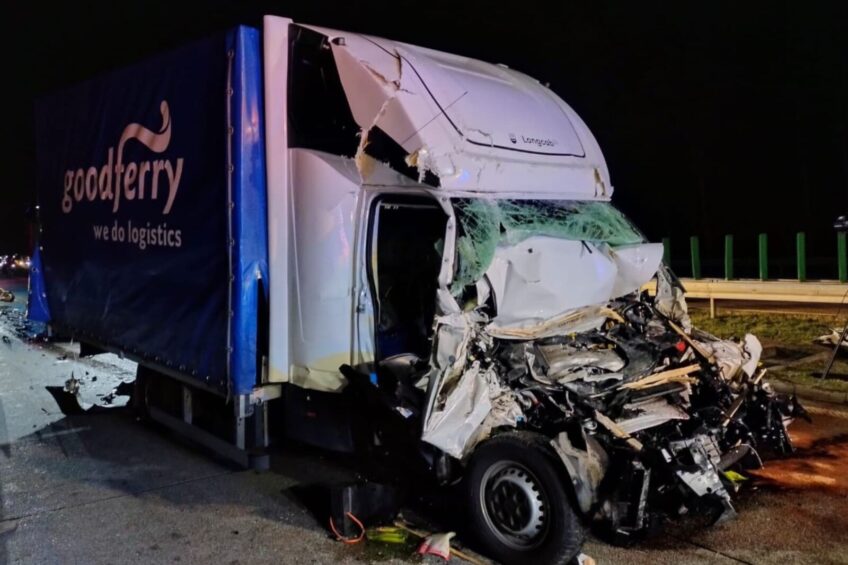 Groźne najechanie na A2 pod Świeckiem. Kierowca busa w szpitalu