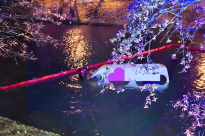 Kurierski bus w fosie z zimną wodą. Kierowcy pomógł przechodzień