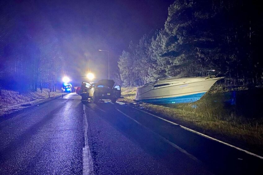 Na DK 10 ciągnięta za Fordem F-150 łódź wbiła się w Leona