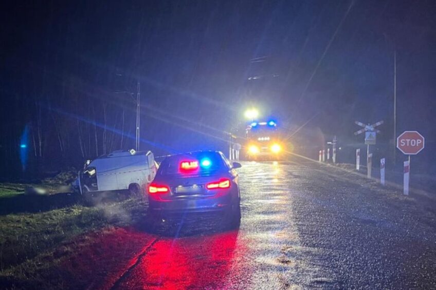 Pod Wieluniem bus zderzył się z pociągiem. Kierowca VW LT zmarł