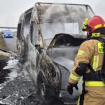 Policyjny VW Crafter spłonął na S7. Pożar pojawił się w komorze silnika