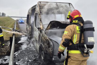 Policyjny VW Crafter spłonął na S7. Pożar pojawił się w komorze silnika