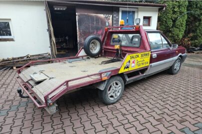 Polonez Truck z najazdem. To nie autolaweta, to motolaweta