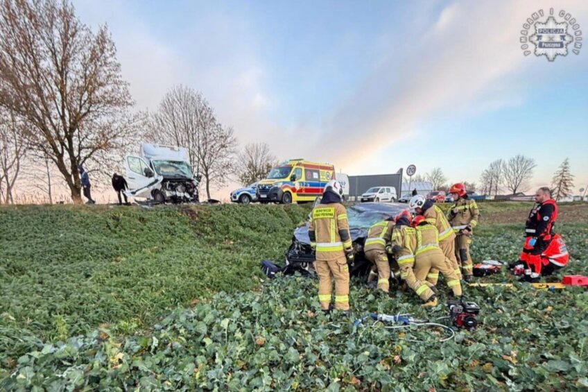 Poważny wypadek busa i osobówki na DW 938. Są ranni