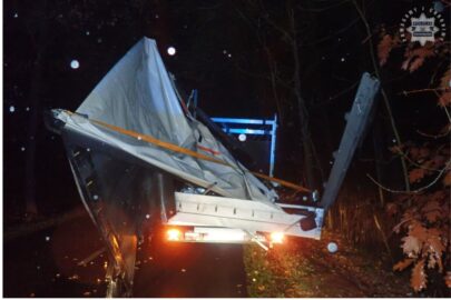 Uszkodził plandekę o drzewo i zachowywał się nienaturalnie