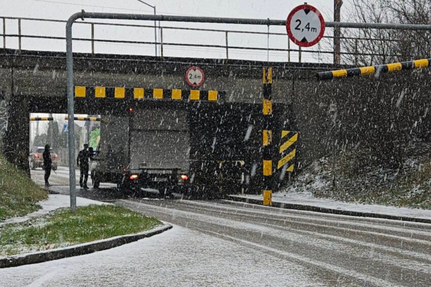 Wiadukt na Glince ponownie zaatakował. Kierowca Dajlaka uszkodził bramownicę