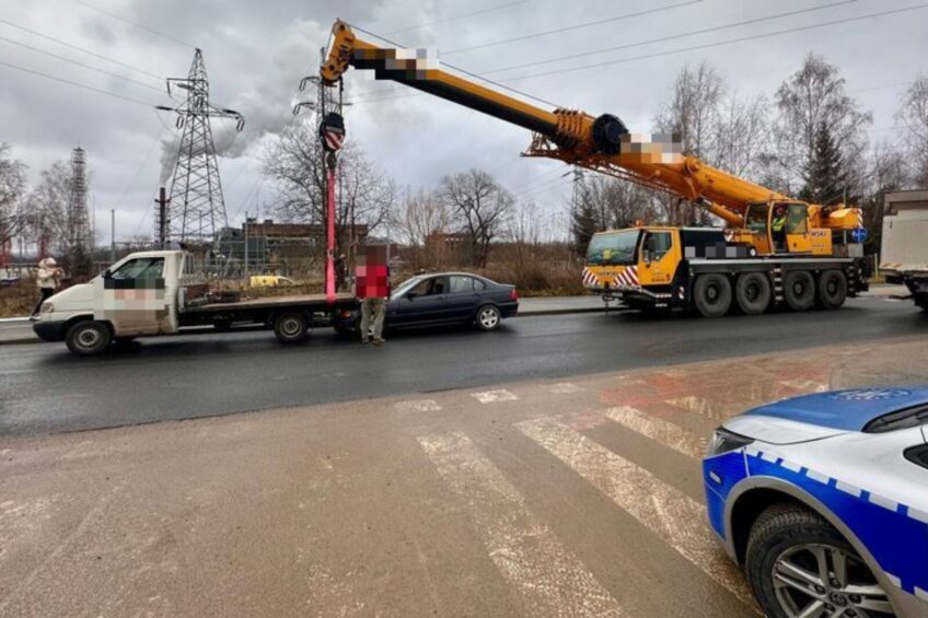 „Trójka” nadziała się na hak w T4. Dźwigowy bohaterem