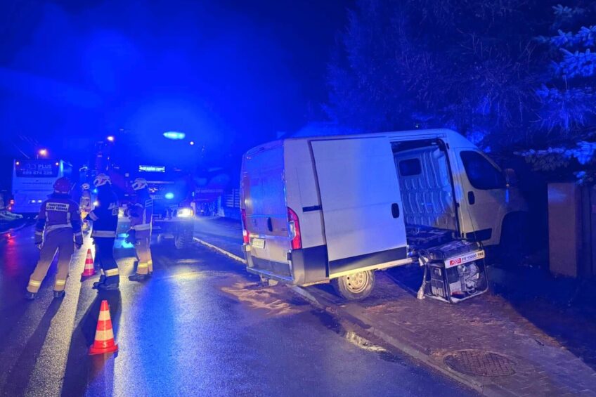 Boxer uderzył w ogrodzenie. Za kierownicą pijany policjant