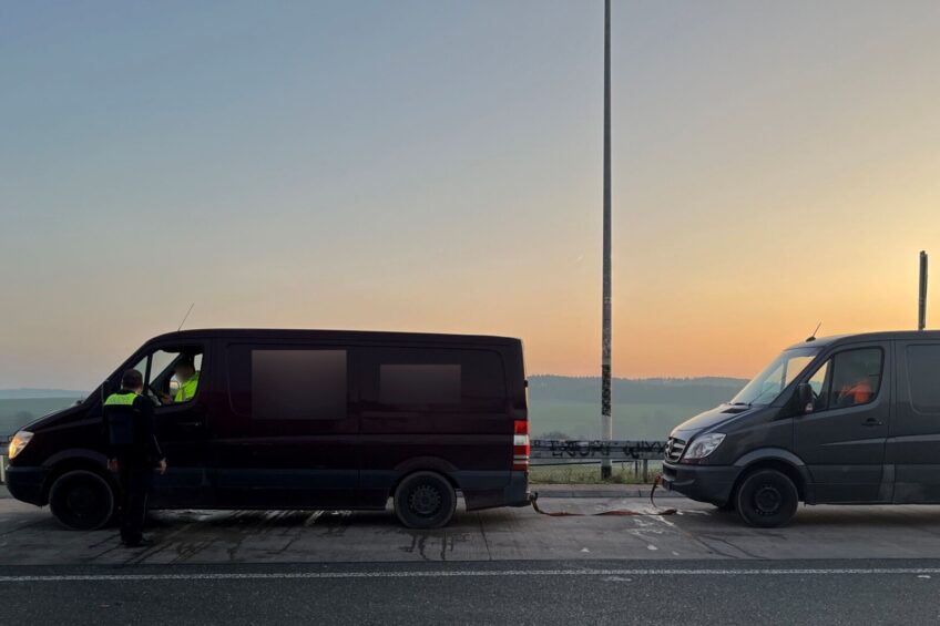 Bus ciągnął busa na A4. Kluczyki i tablice zarekwirowane